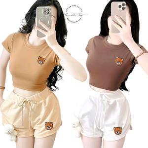 [Size S, M] Set Phối Áo Croptop Borip Ôm Body Form Basic Cổ Tròn Tay Ngắn Phối Với Quần Đùi Da Cá Đính Gấu Bông In Hình Sticker Gấu Nâu, Nữ Kem Women Pants Thun Cổ Tròn đồbộ mặc nhà
