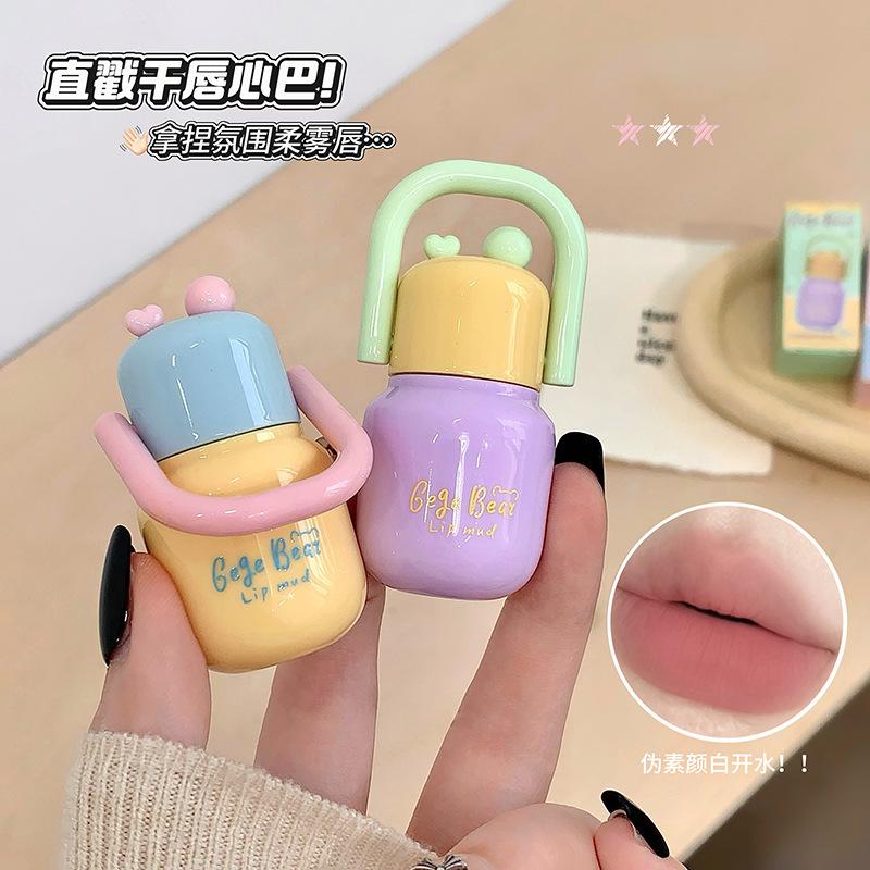 Son đất Gege Bear với cán mượt như lụa, độ bám màu cao, lớp son lì mềm mịn, son làm sáng môi, sản phẩm làm đẹp xuyên biên giới