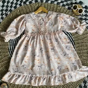 Khayra Dress Bahan crinkel VIP. Desain Trendy dan kekinian, untuk anak usia 1-8 Thn. Bahan adem dan nyaman di pakai. ada 4 pilihan Motif yg cantik-cantik,wrna nya juga kalem dan pastinya menambah cantik penampilan si kecil
