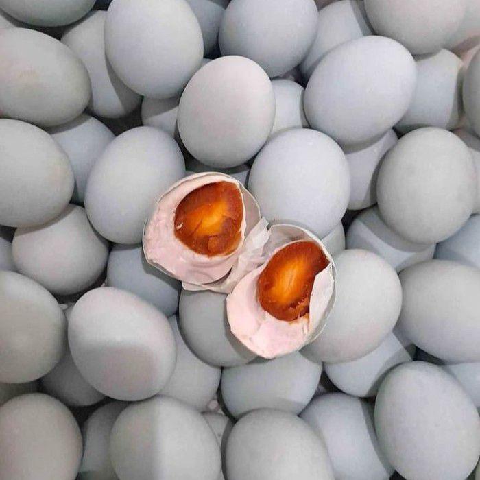 1 BUTIR TELUR ASIN MASIR DAN BERMINYAK SIAP SANTAP Telor Balut 1 BUTIR TELUR ASIN MASIR DAN BERMINYAK SIAP SANTAP Telor Balut