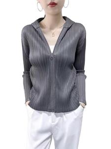 Ruffled blouse with long sleeves, made of stretch fabric, suitable for autumn, with a fitted design that flatters the figure and has pleated details for a stylish look. poplin  top