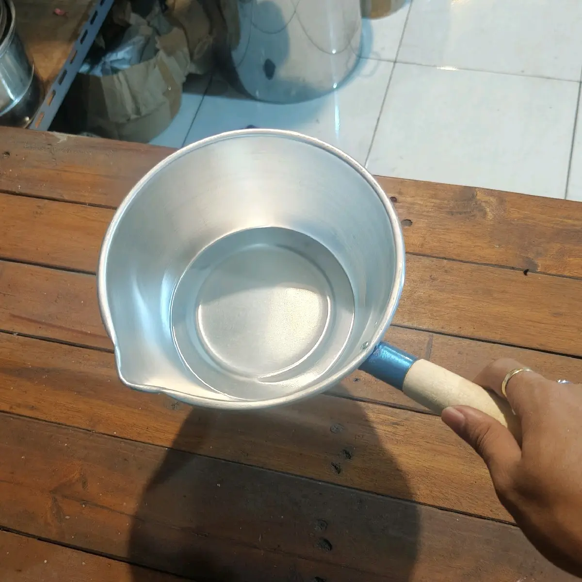 Panci susu gagang kayu berbahan aluminium