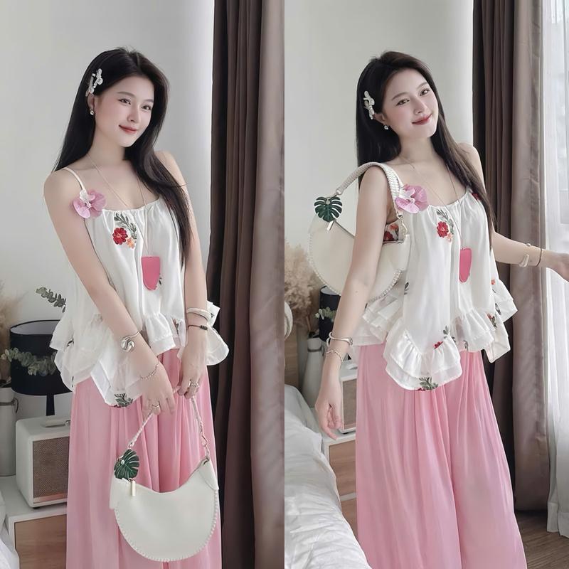 Set đồ nữ áo 2 dây đũi in hoa dáng babydol viền bèo lượn sóng kèm hoa sứ phối quần ống rộng sang chảnh, dễ thương, xinh xắn phù hợp cho các nàng diện đi chơi, đi du lịch