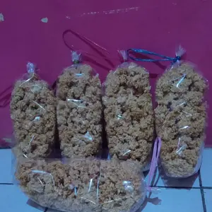 Remukan rengginang rasa trasi campur udang rasa ya yg khas renyah banget yaa