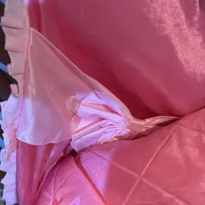 Sarung Kursi Plastik Napoli Tipe 101 dengan Kain Abutay & Busa plus Pita Belakang Aries  Dekorasi Tenda