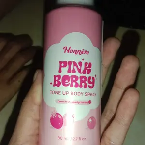 Honnete Pink Berry Tone Up Body Spray Mencerahkan Kulit Melembabkan Menghidrasi Sun Protection Wangi Seharian Halal BPOM
