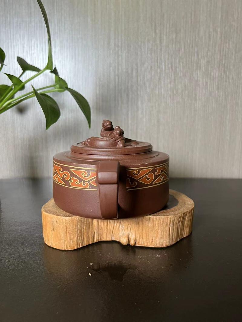 Product Introduction of NO.108 (1) This pot is made of Yixing original purple clay. 2
