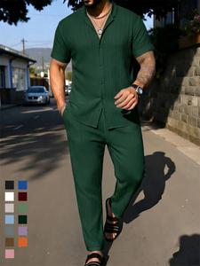 Conjunto para hombre de camisa casual de manga corta con textura en color sólido y pantalón recto holgado con cintura elástica, tejido cómodo y transpirable para el verano