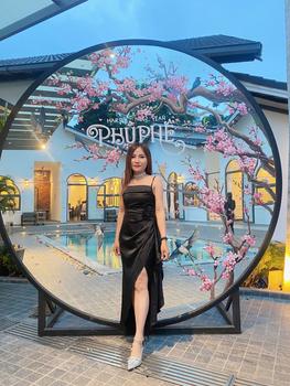Product Review of VÁY LỤA THIẾT KẾ XẺ TÀ TÔN DÁNG CHÍT LY EO from P**G T**Ỳ 9** ** 0