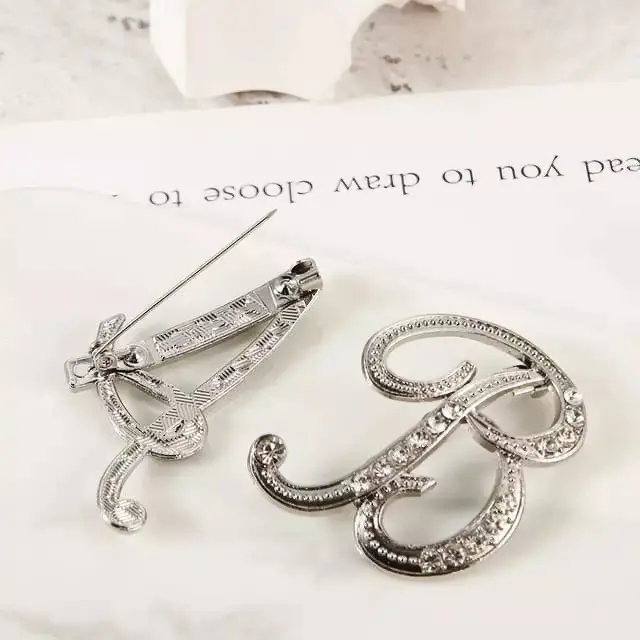 Bros Huruf Bros Inisial Bros Alfabet A B C D E F G H I J K L M N O P Q R S T U V W X Y Z Gold dan Silver Bros Dada Bros Kebaya Bros Jilbab Bros Wanita Bros Kutubaru Brooch Aksesories BZO 1