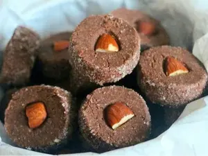 Casa Miel Chocolate Sablé Cookies - Extra Rich & Fudgy Biskuit Coklat untuk Chocolate Lovers Cookies Premium dengan Bahan Terbaik Mentega Tepung Berkualitas Kacang Pilihan dan Cokelat Asli