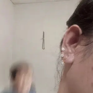 Anting Titanium Bunga Daisy Vintage Korea - Pin Perak S925, Aman dan Tanpa Bekas Telinga - Desain Sederhana, Cocok untuk Wanita