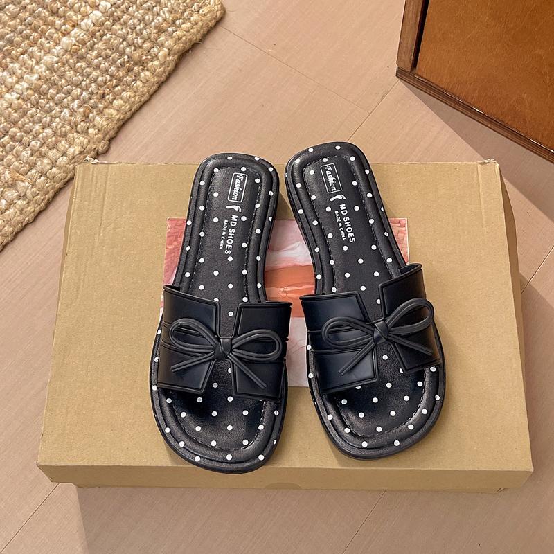 (SẪN HÀNG)Dép Nữ Quai Charm Nơ Đế Bệt Cao Su Siêu Nhẹ Chấm Bi Mẫu Mới 2026 Bán Chạy Hot Trend TikTok Dép Đi Biển Mùa Hè Êm Chân Chống Trượt Tiện Lợi Cho Dạo Phố Du Lịch Đi Học Công Sở Giày Dép Mát Mẻ Thoáng Khí Nhẹ Nhàng Đa Năng Sử Dụng Bền Đẹp