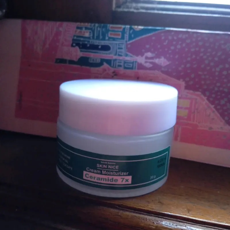 skin nice dapat menghilangkan noda bekas jerawat, glowwing dimuka nggak bikin lengket kalo dipake dapat Mencerahkan Berjerawat Pencerah 0