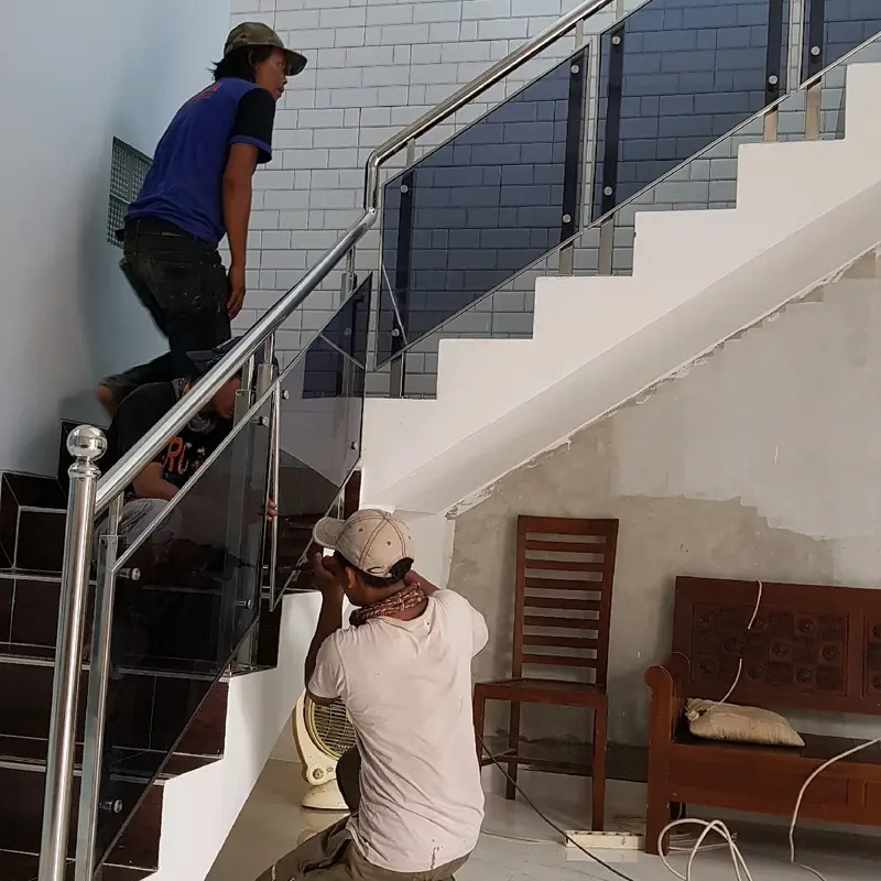 Railing tangga stainless steel kaca tempered. tangga besi 8