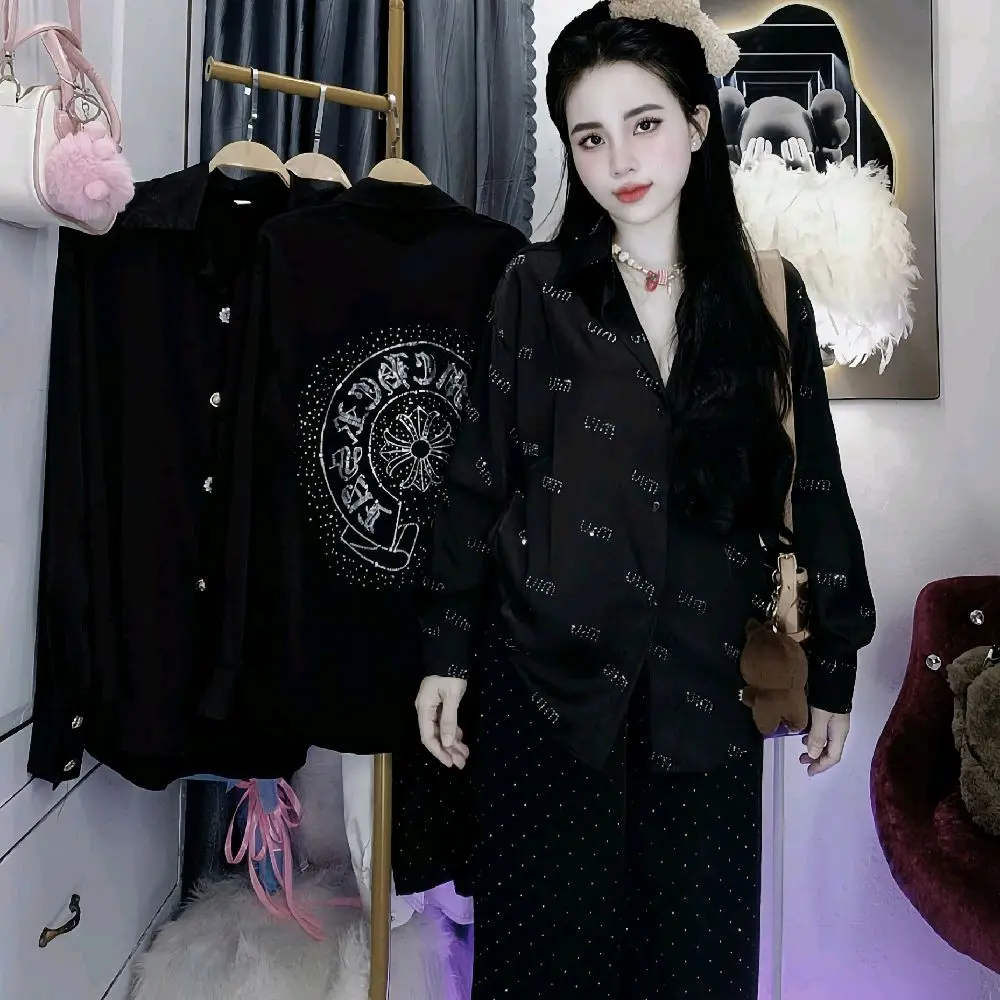 Áo sơ mi lụa đính đá dáng rộng giấu quần