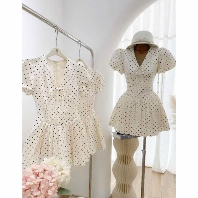 Váy xếp li cổ V - hoạ tiết chấm bi tiểu thư