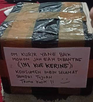 Product Review of KASTANGEL KEJU TRIPEL CHEESE PREMIUM  Kastangel Tripel keju dengan Keju Cheddar Edam Parmesan Castangel  Kue Kering Kuker from M**k 0