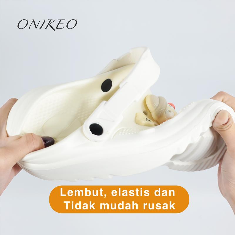 Onikeo Sandal Bahan EVA ramah lingkungan,tidak berbau, Lembut, elastisdan tidak mudah rusak, Teknologi 3D anti slip,Desain ergonomis yang unik, terlihat lebih tinggi. 513M,320g.novasi teknologi yang lembut,Seperti Berjalan diatas kapas. Kaki tidak bau. 7