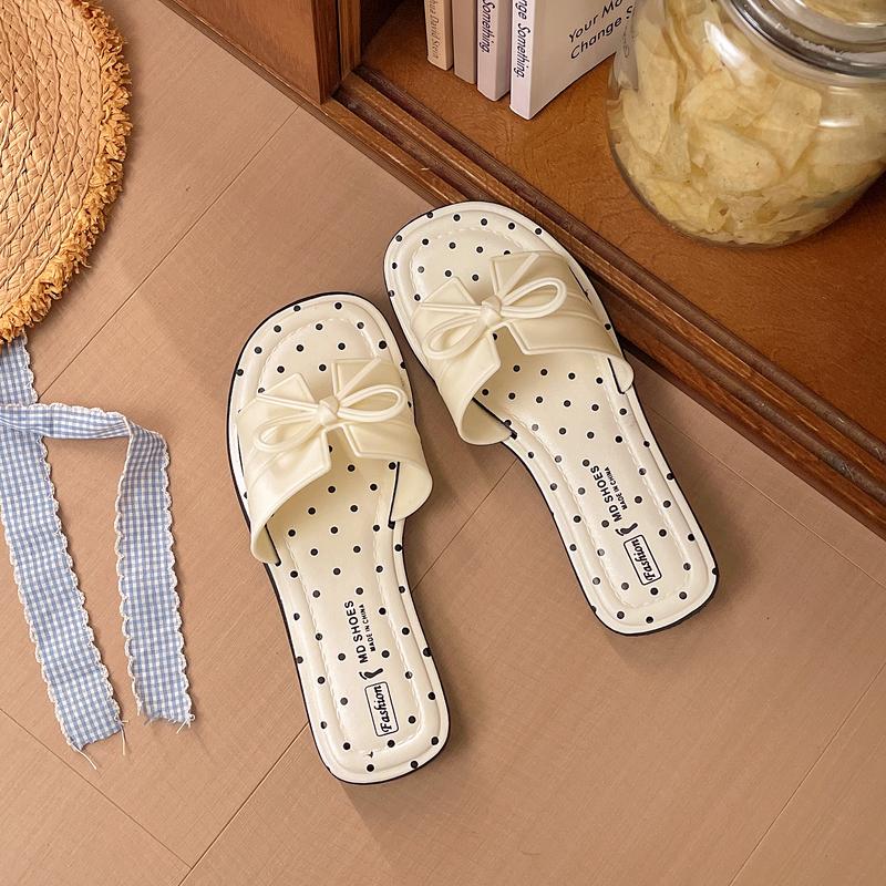 (SẪN HÀNG)Dép Nữ Quai Charm Nơ Đế Bệt Cao Su Siêu Nhẹ Chấm Bi Mẫu Mới 2026 Bán Chạy Hot Trend TikTok Dép Đi Biển Mùa Hè Êm Chân Chống Trượt Tiện Lợi Cho Dạo Phố Du Lịch Đi Học Công Sở Giày Dép Mát Mẻ Thoáng Khí Nhẹ Nhàng Đa Năng Sử Dụng Bền Đẹp