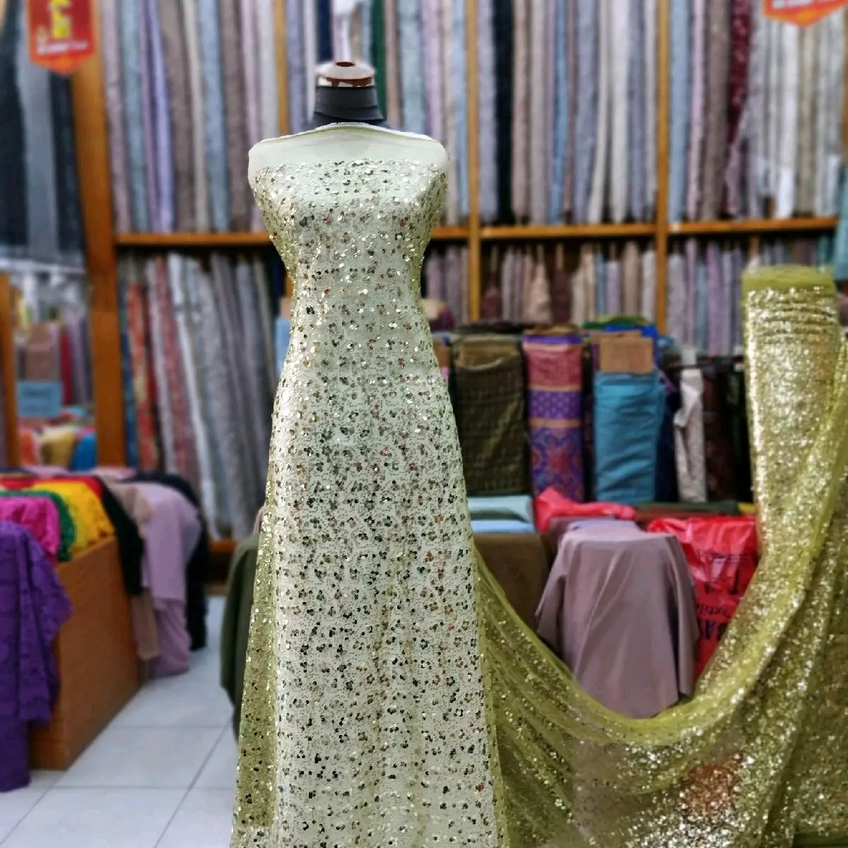 Tulle Se Queen khusus keranjang kuning