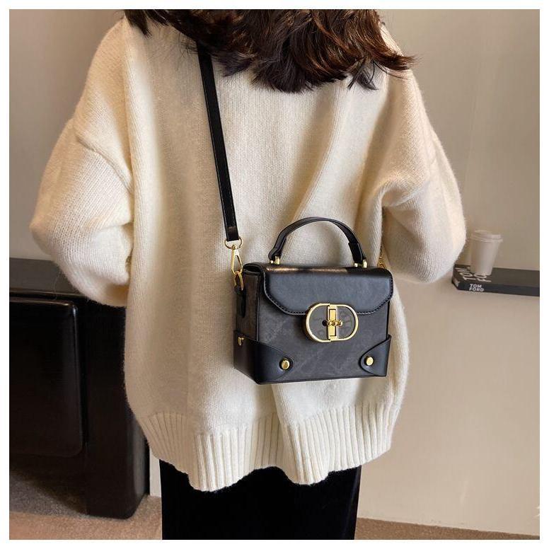 Product Introduction of This year's popular for women in autumn and winter, versatile 2024 new single shoulder crossbody bag, portable box, small square bag 23