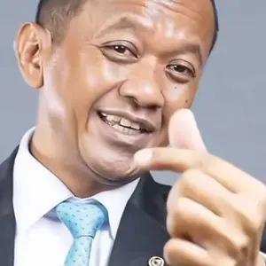 Pembersih Kaca 3-in-1 - Sikat Silikon & Semprotan Built-in, Alat Cuci Jendela/Kaca Kamar Mandi/Mobil Tanpa Noda