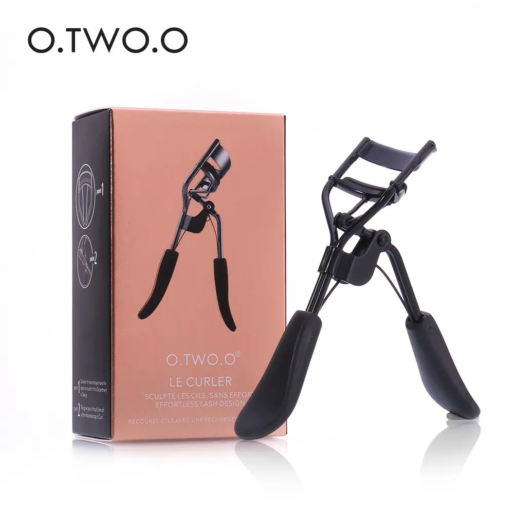 O.TWO.O Eyelash Curler Pelentik bulumata Warna Hitam