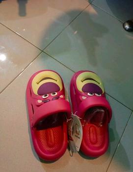 Product Review of Sandal Lotso Beruang Stroberi Sandal Kartun Lucu Shoes Sendal Wanita Karet Cewek Cowok from 𝐙**𝐬 1