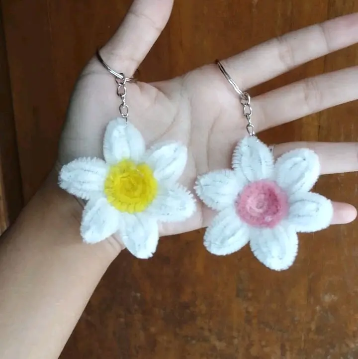 Gantungan kunci kawat bulu bentuk bunga