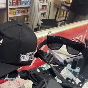 Stel Padiah Asesoris Pria Lengkap 9in1 Jam Tangan Touch Watch Digital Gratis Topi + Tas Selempang + Kaca Mata + Gelang Tangan + Kalung Titanium + Parfum + Dompet Lipat dan Gesper Canvas Stopwatch Hitam