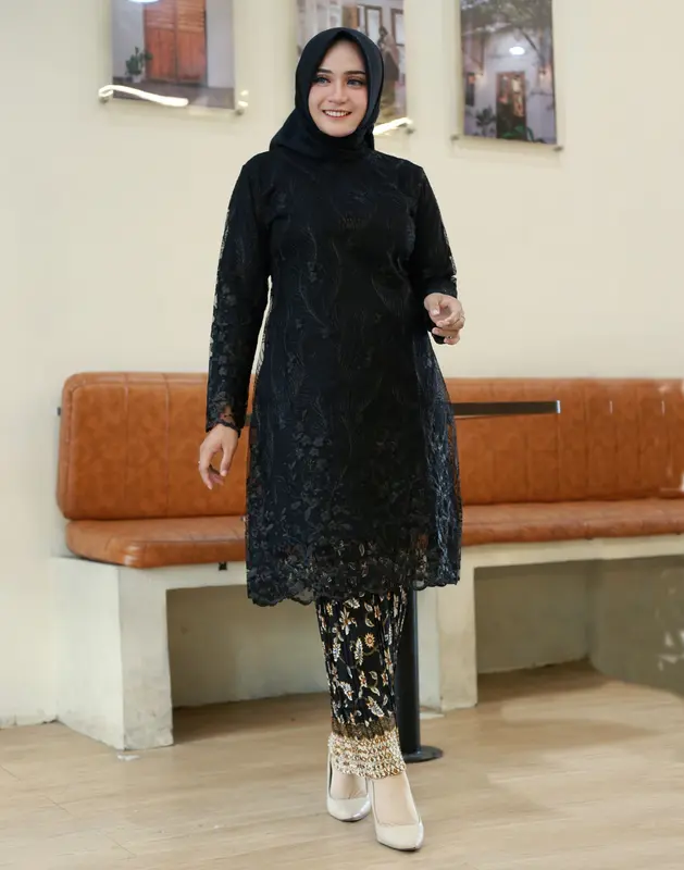 PROMO SETELAN KEBAYA TUNIK TILE, SET TUNIK TILEE KONDANGAN, WISUDA, LAMARAN, BRIDESMAIDS, PESTA, ETALASE INI SUDAH DAPAT TUNIK DAM ROK PLISKET NYA!!!. Motif Wanita 8