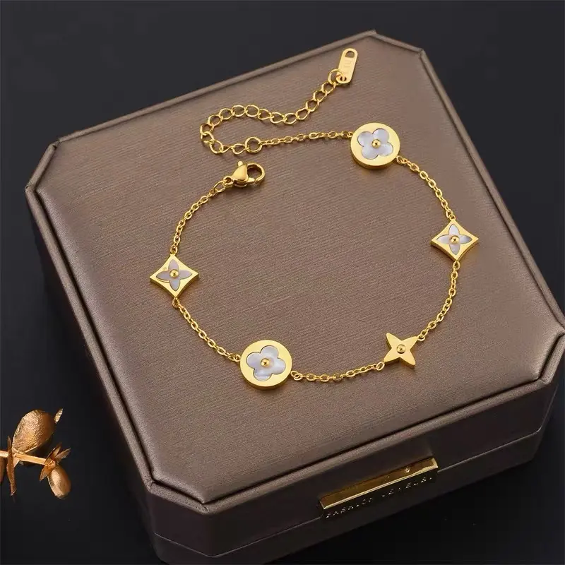 Gelang Salib Kayu Manis Merek dari Logam Anti-Karat dengan Desain Bunga dan Gantungan Berupa Semanggi untuk Wanita - Couple