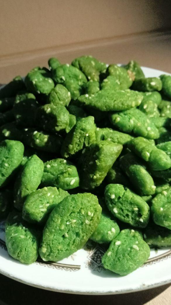 kue biji ketapang wijen hijau pandan/cemilan kue biji ketapang khas betawi 1kg terlaris kue biji ketapang wijen hijau pandan/cemilan kue biji ketapang khas betawi 1kg terlaris