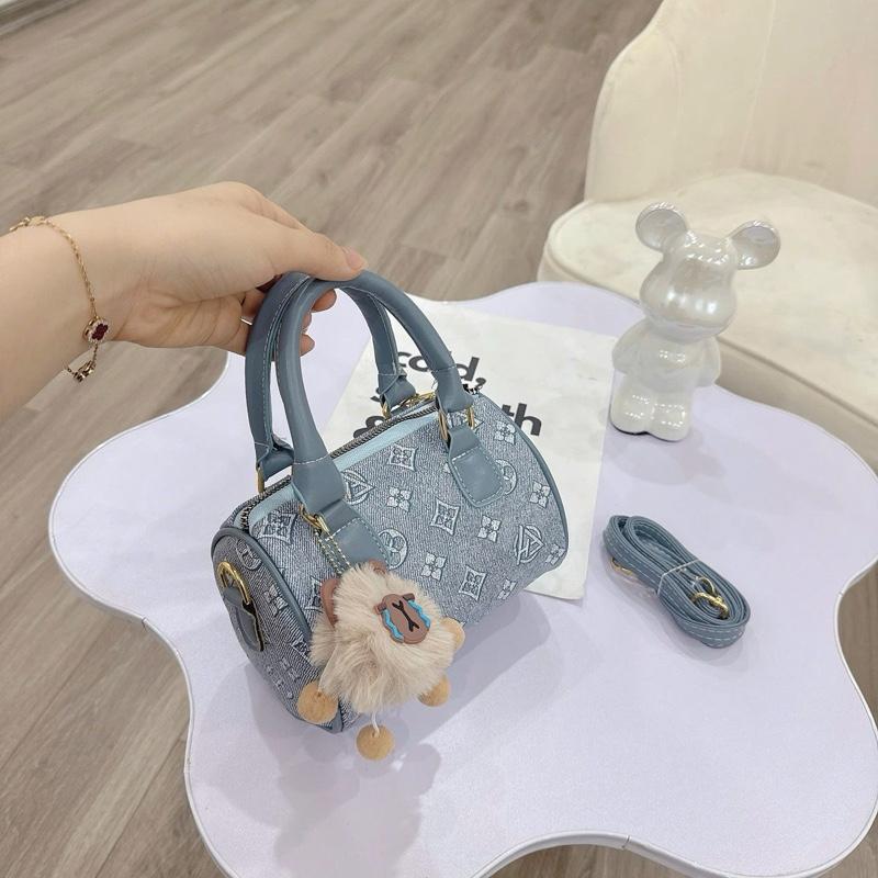    Deal Mở Bán   Túi Xách Cầm Tay Đeo Chéo Da Hoạ Tiết Tặng Kèm Charm Thời Trang Trẻ A569 Hoa Sữa Shop 