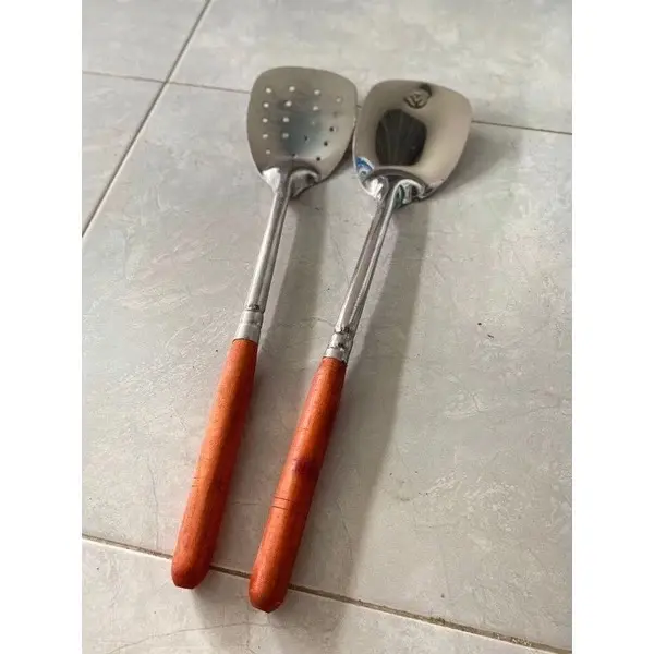 ￼SPATULA BESAR GAGANG KAYU / SUTIL BESAR GAGANG KAYU / SUTIL BESAR KAYU / SOTIL MURAH 4000