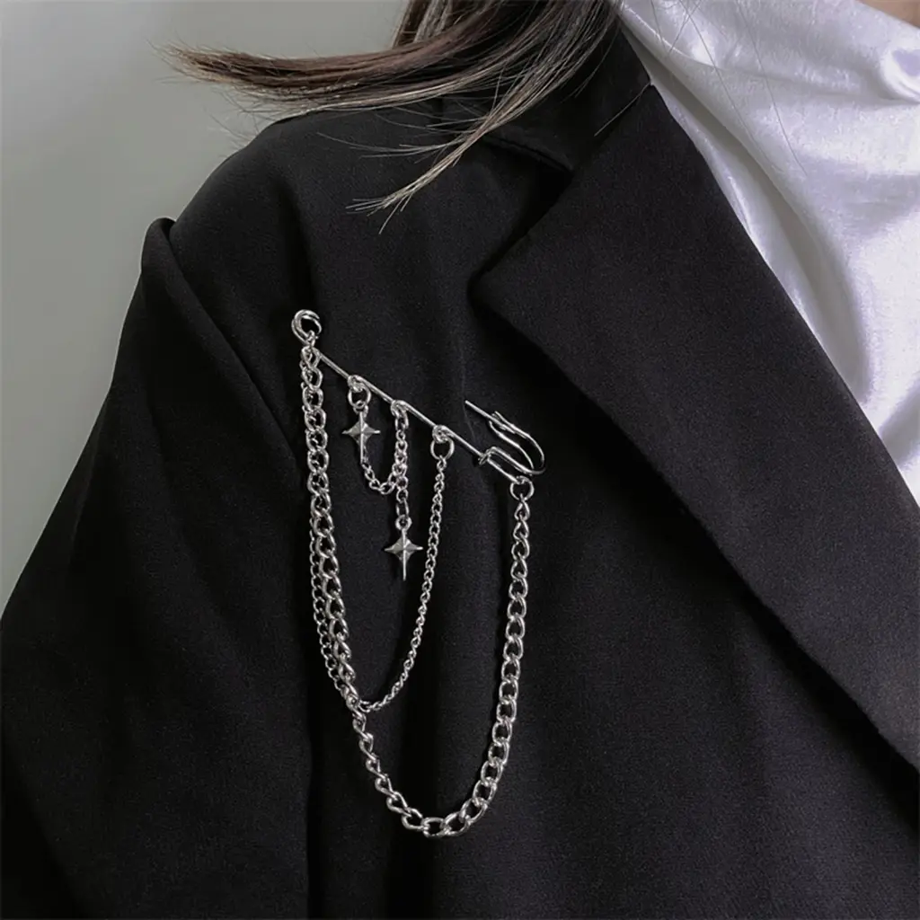 Ruitazd Star Shape Pin Zinc Alloy Brooch Unisex Hip Hop Style Star Chain Brooch for Party Club Anti-slip Bag Pants Jewelry Trendy Chest Decoration for Men and Women