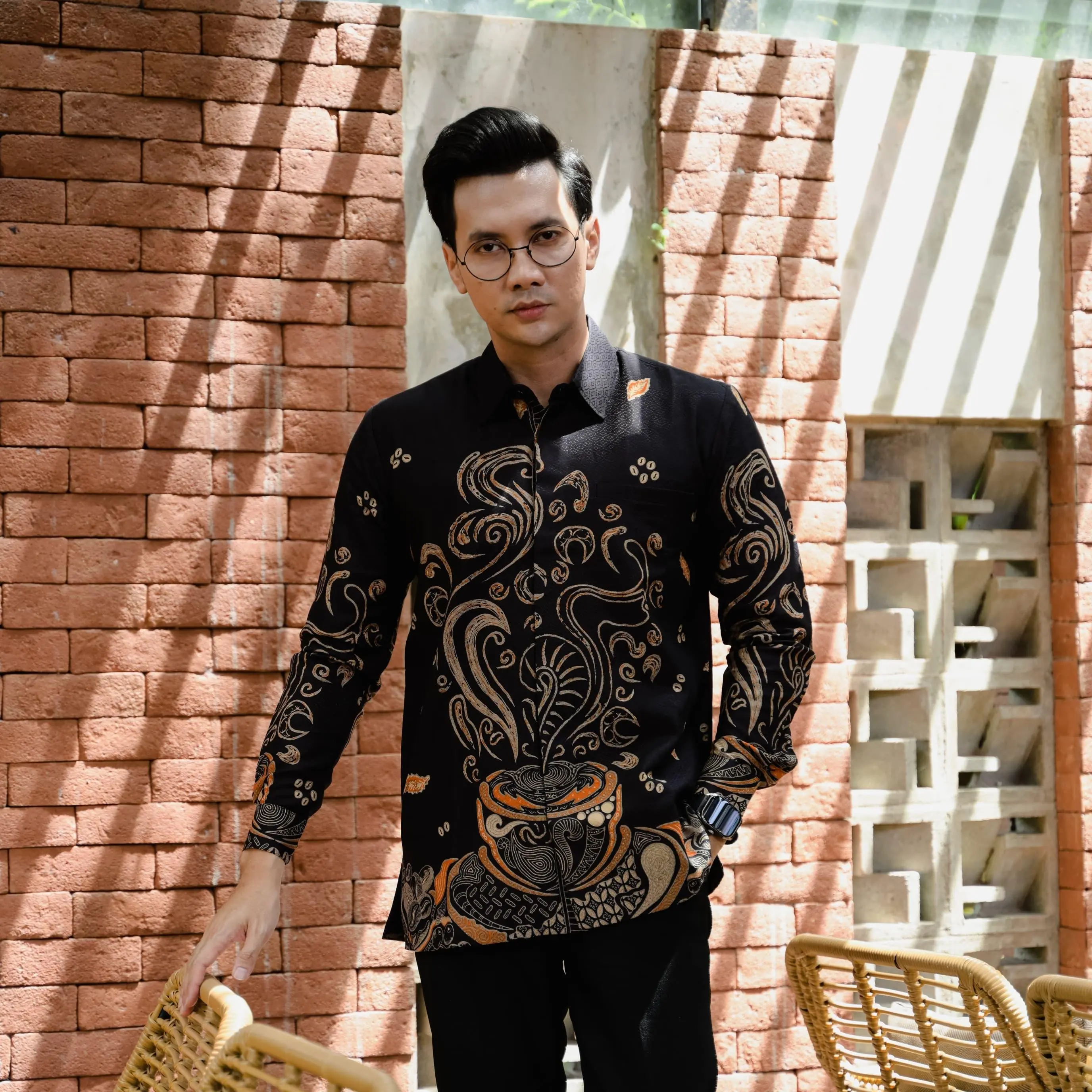 Kemeja Batik Pria Premium Lengan Panjang Bahan Dobby Berserat Halus Lembut Lapisan Adem Warna Hitam Motif Coffe - Massa Batik