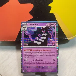 Kartu yang ditampilkan adalah kartu Pokémon Gothitelle dari permainan kartu koleksi Pokémon.