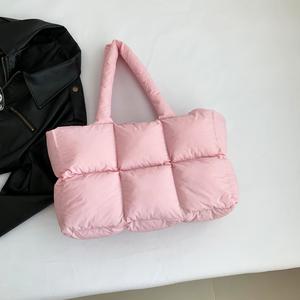 Bolso de hombro con borla y patrón de diamante, nuevo modelo 2026, versátil; bolso para chaqueta acolchada de otoño/invierno; bolso de estilo nube para mujer; gran capacidad