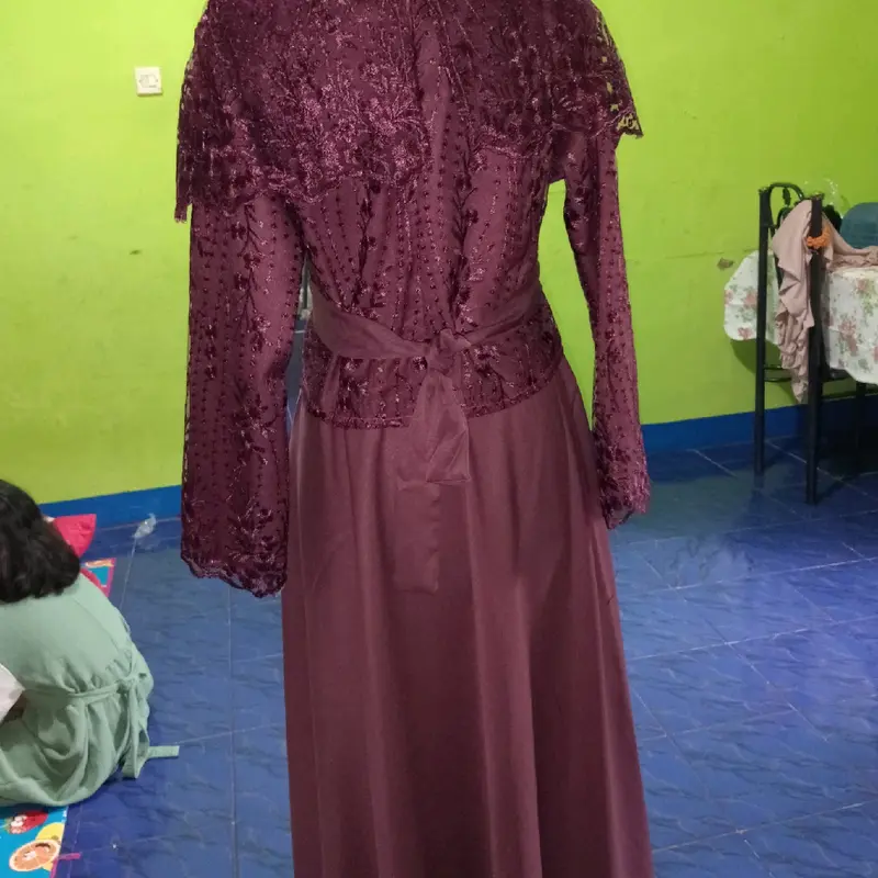 gamis polos yg di lapisi atas bahu dengan brukat model yg elegan di tambah tali pinggang yg elestis cocok untuk acara resmi atau kondangan dengan bahan syakila yg lembut dan tidak panas 2