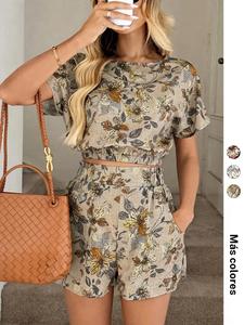 Conjunto casual elegante vintage para mujer con estampado floral, incluye top con cuello redondo, cintura ceñida y frunces, y shorts con cintura plisada y bolsillo.