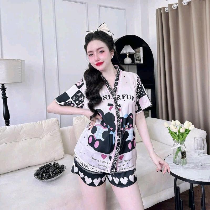 40-60kg D-BỘ ĐỒ NGỦ PIJAMA MẶC NHÀ. CÓ 2 CHẤT LIỆU: LỤA MỊN TƠ TẰM LATIN + lụa xước. VẢI NHẬP QUẢNG CHÂU. freesize từ 40-60kg.Lưu ý: SỐ Kg dùng để tham khảo vì còn phụ thuộc vào chiều cao và số đo 3 VÒNG. Inox shop nếu không biết chắc mặc vừa không