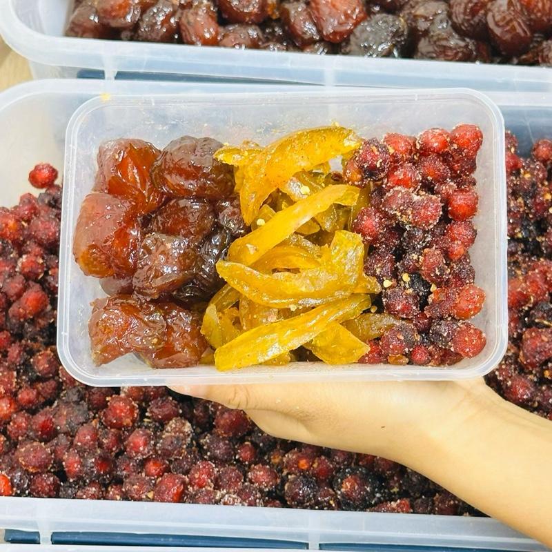 500g hộp mix mận cóc chùm ruột chanh muối kèm muối ngọc yến đặc sản Hà Nội. - Ăn Vặt Nhà Hân