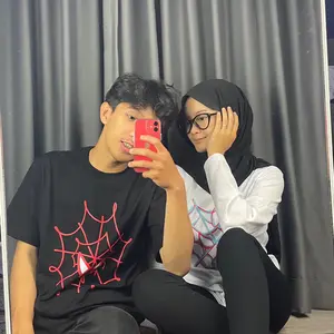 Baju Kaos Couple Spiderman Miles Morales & Gwen Stacy Warna Putih - Kaos Spiderman Couple - Tshirt Spiderman Couple