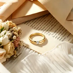 Cincin berlian tunggal desain simpel, bahan titanium tahan karat tidak luntur meskipun sering dicuci. Cocok dijadikan hadiah hari raya untuk teman.