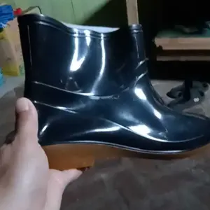 (902) Sepatu Boot Karet Pendek Wanita Polos Mengkilap Anti Air Anti Slip Super Keren Simpel Mokaya / Ukuran 36-41
