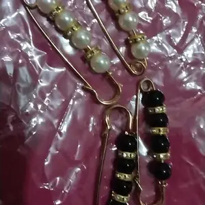 Bros Peniti Mutiara Elegan dengan Desain Duplikasi Putih dan Hitam