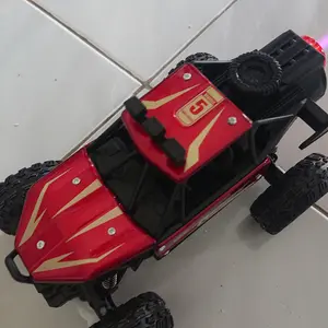 Mobil Mainan 1:18 Remote Control Off-Road Penggerak Dua Roda Mobil Pendakian Paduan Kuat RC Rock Crawler Mobil RC Resistensi Jatuh Dengan Lampu  Spray