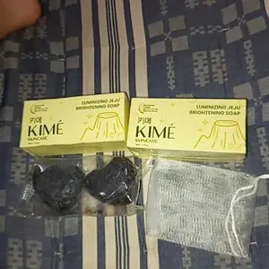 [BUY 1 BOX GET 2 BATANG] KIME Luminizing Jeju Brightening Soap 100GR | Volcanic Ash Charcoal Niacinamide Collagen | Sabun Mandi Pencerah Badan Wajah Glowing Pemutih Tubuh Muka Kulit Leher Kaki Tangan Ketiak Whitening Booster Eksfoliasi Flek Hitam